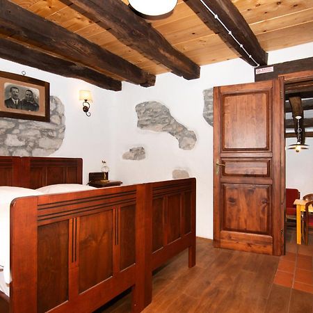 Apartments Valentinus 1800 Sezana Bagian luar foto