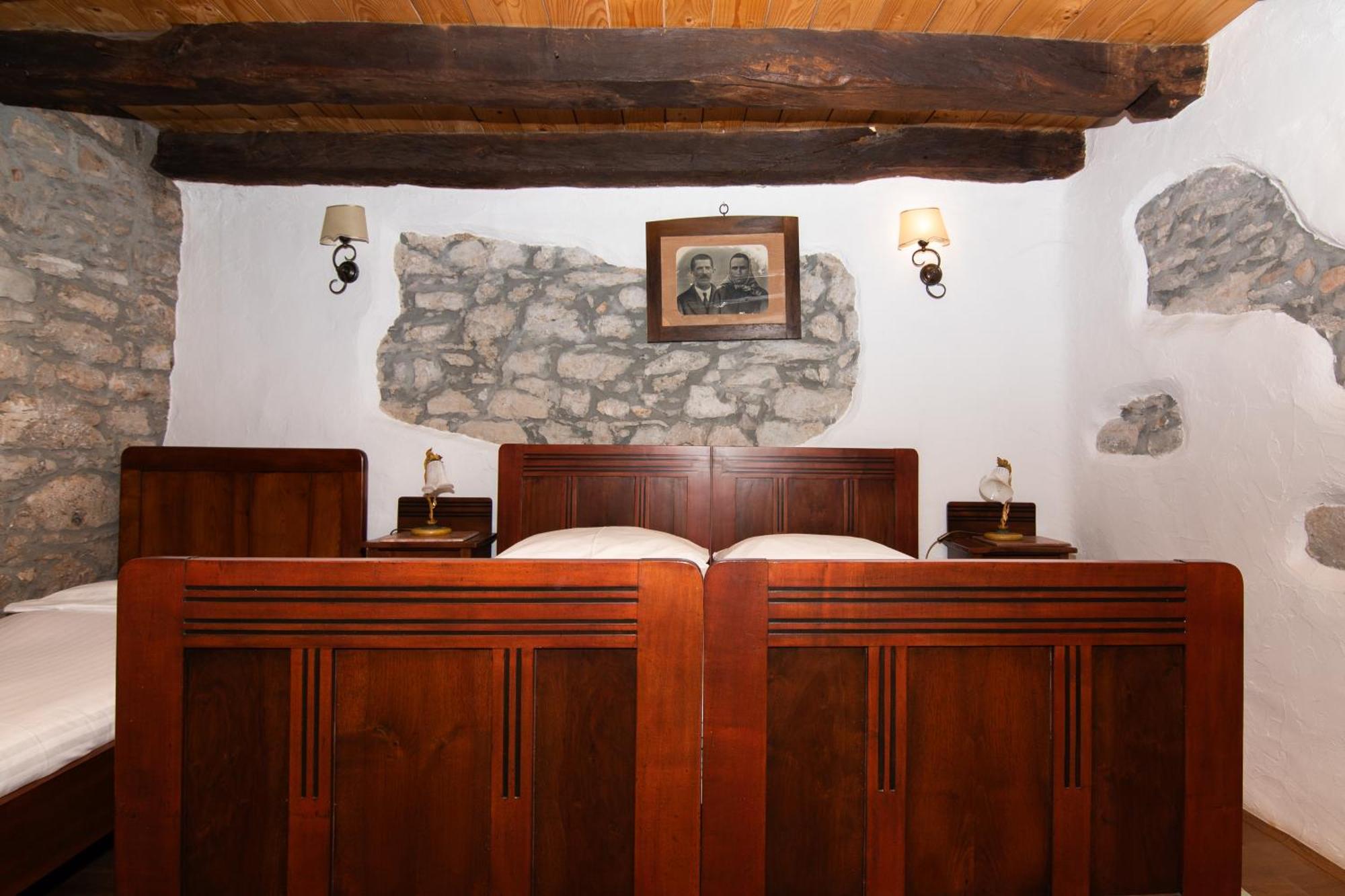 Apartments Valentinus 1800 Sezana Bagian luar foto