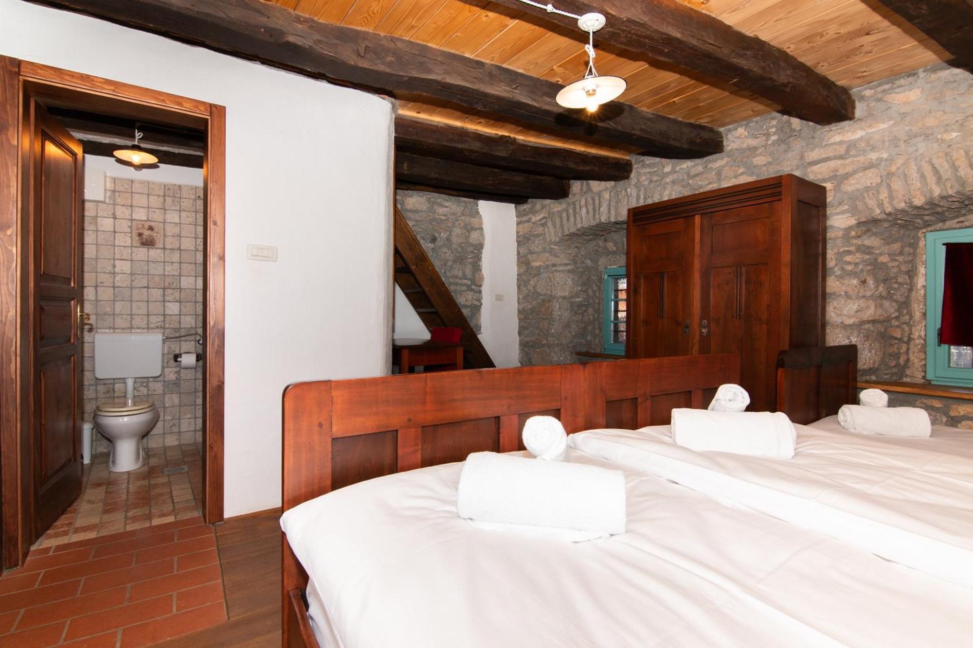 Apartments Valentinus 1800 Sezana Bagian luar foto