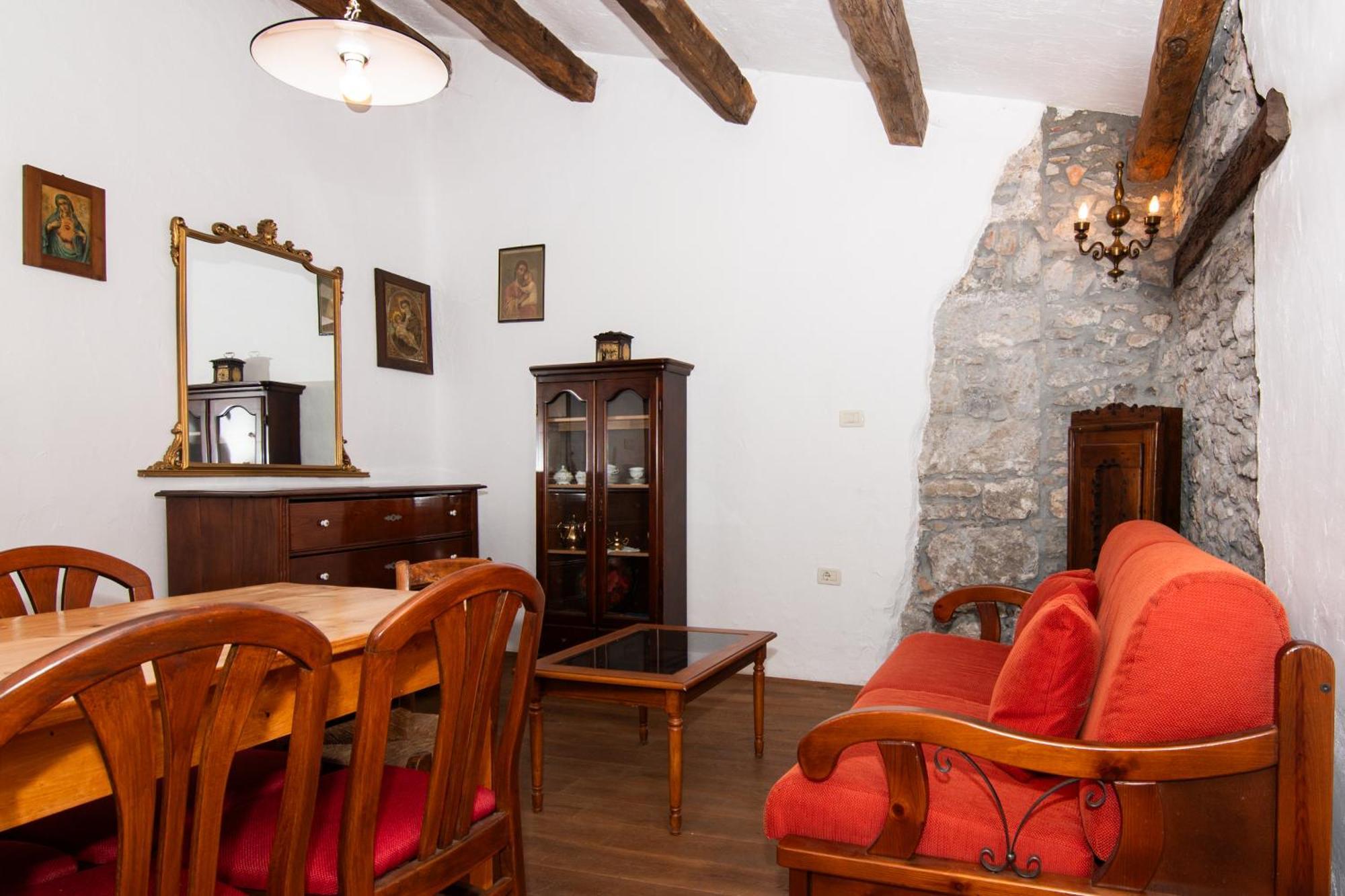 Apartments Valentinus 1800 Sezana Bagian luar foto
