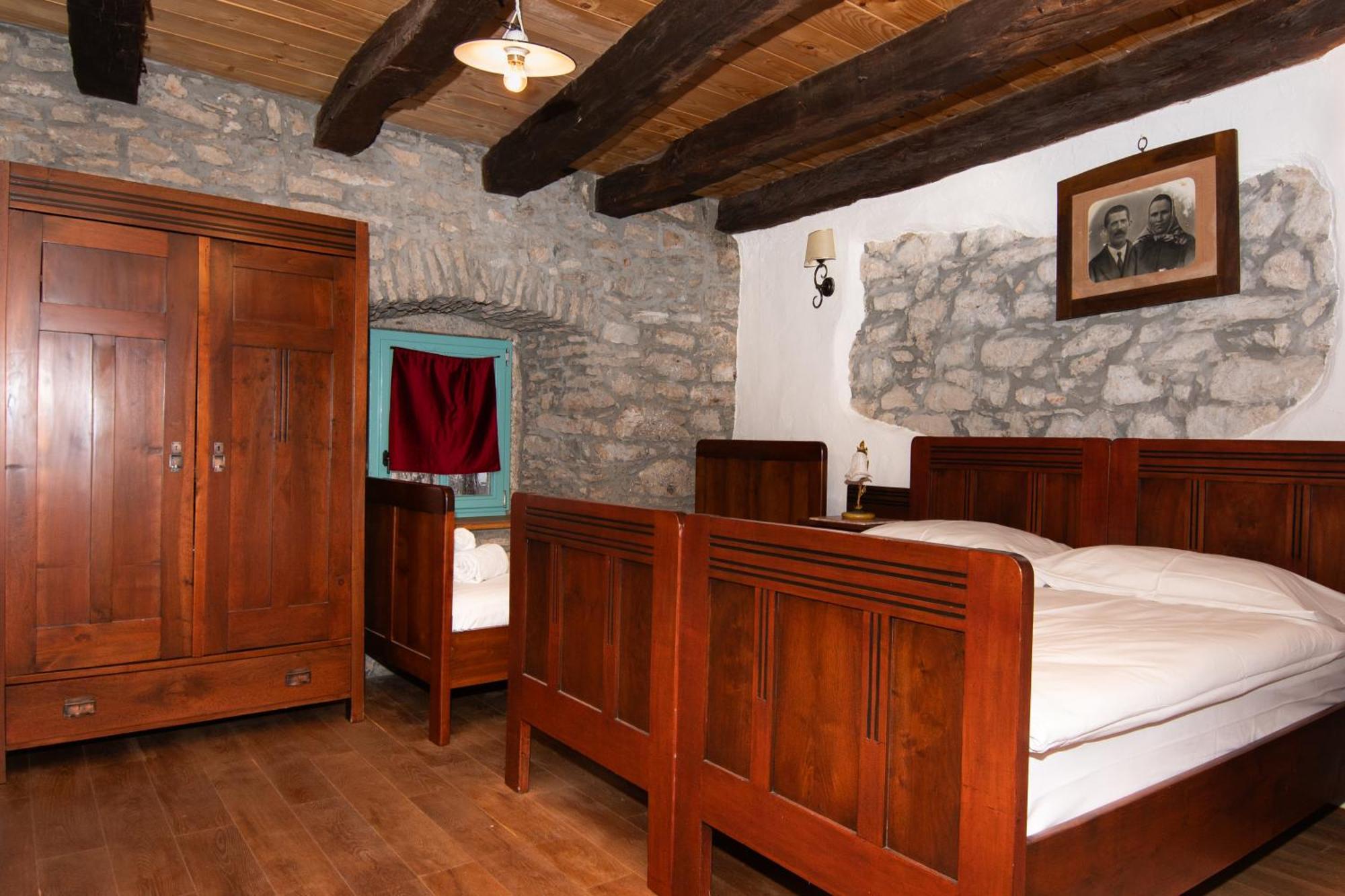 Apartments Valentinus 1800 Sezana Bagian luar foto