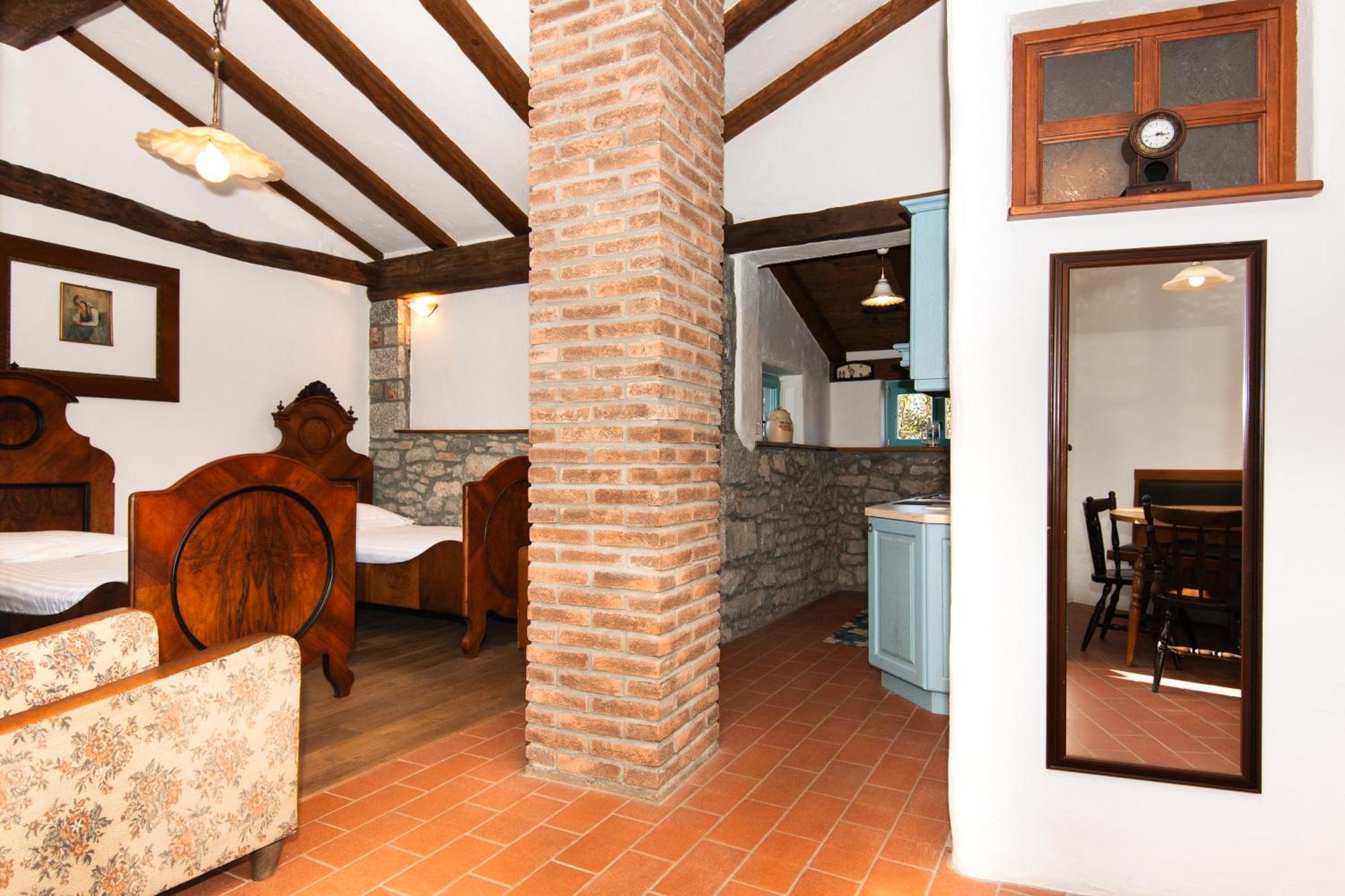 Apartments Valentinus 1800 Sezana Bagian luar foto
