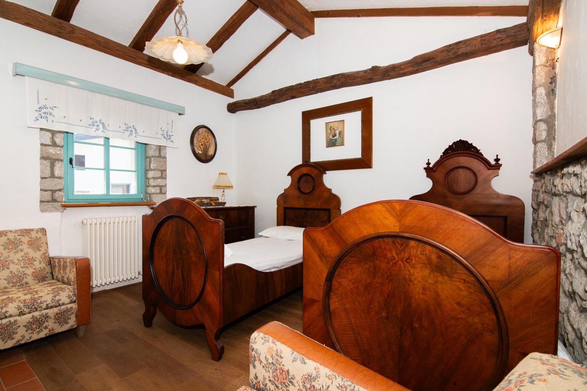 Apartments Valentinus 1800 Sezana Bagian luar foto