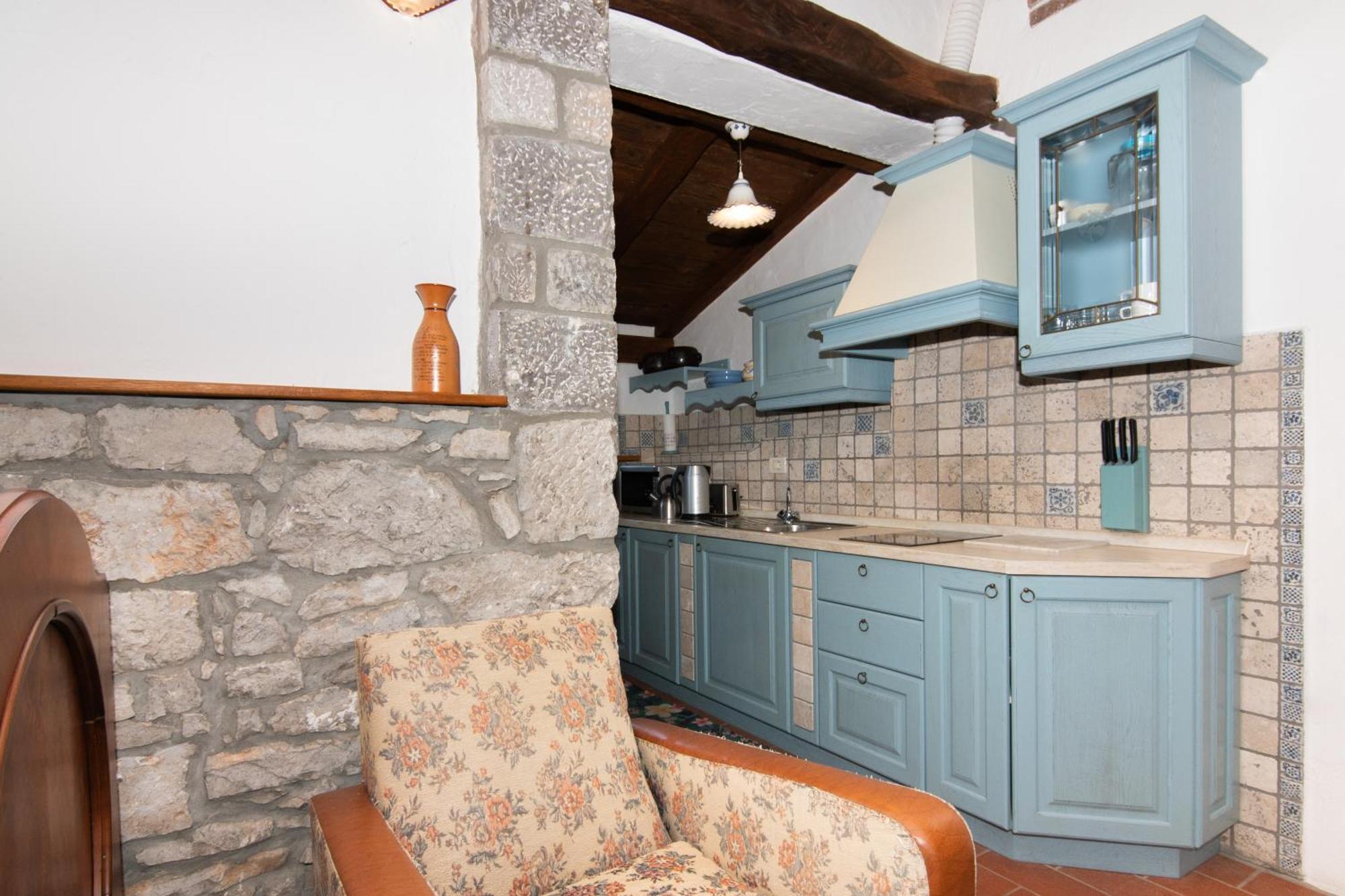 Apartments Valentinus 1800 Sezana Bagian luar foto