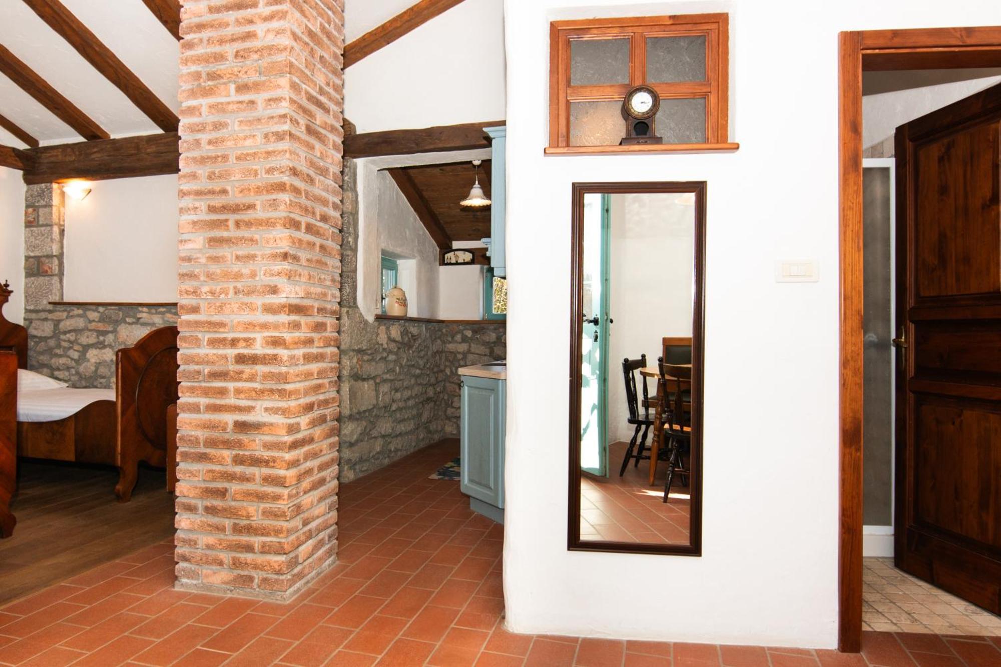 Apartments Valentinus 1800 Sezana Bagian luar foto