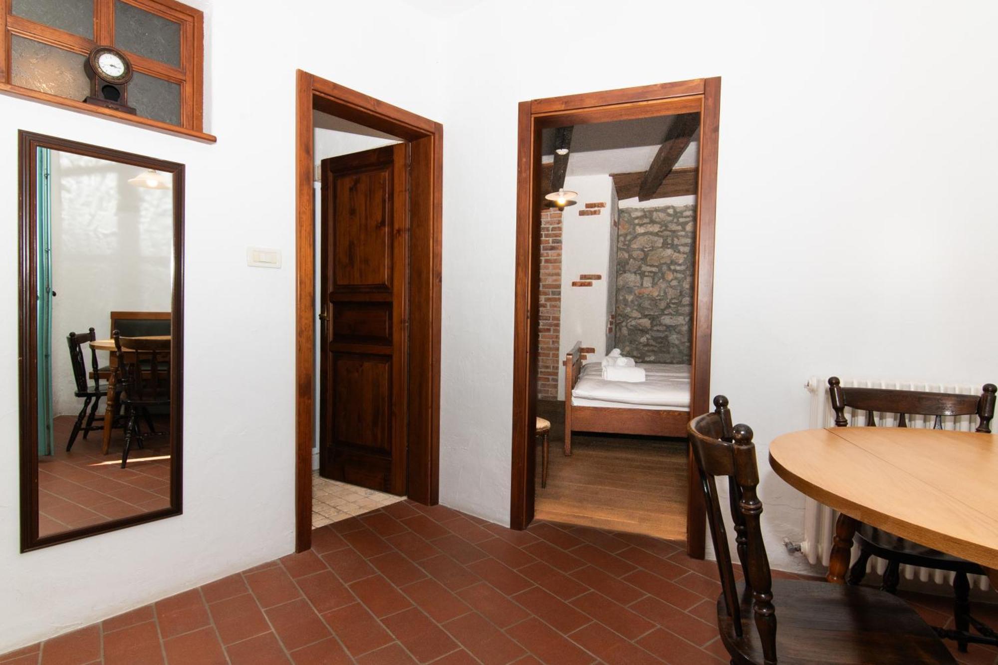 Apartments Valentinus 1800 Sezana Bagian luar foto