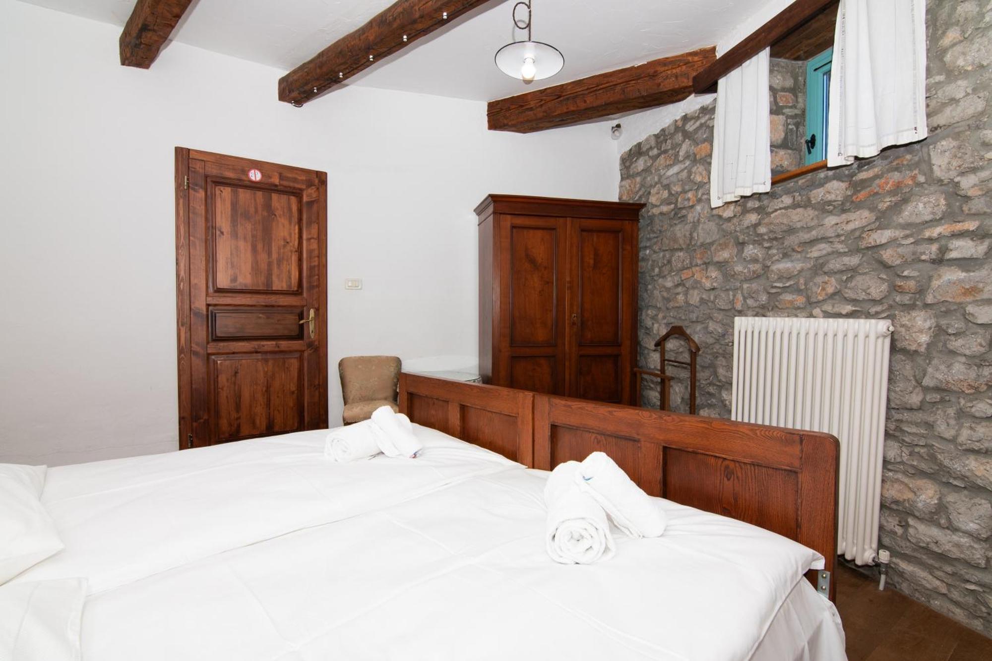 Apartments Valentinus 1800 Sezana Bagian luar foto