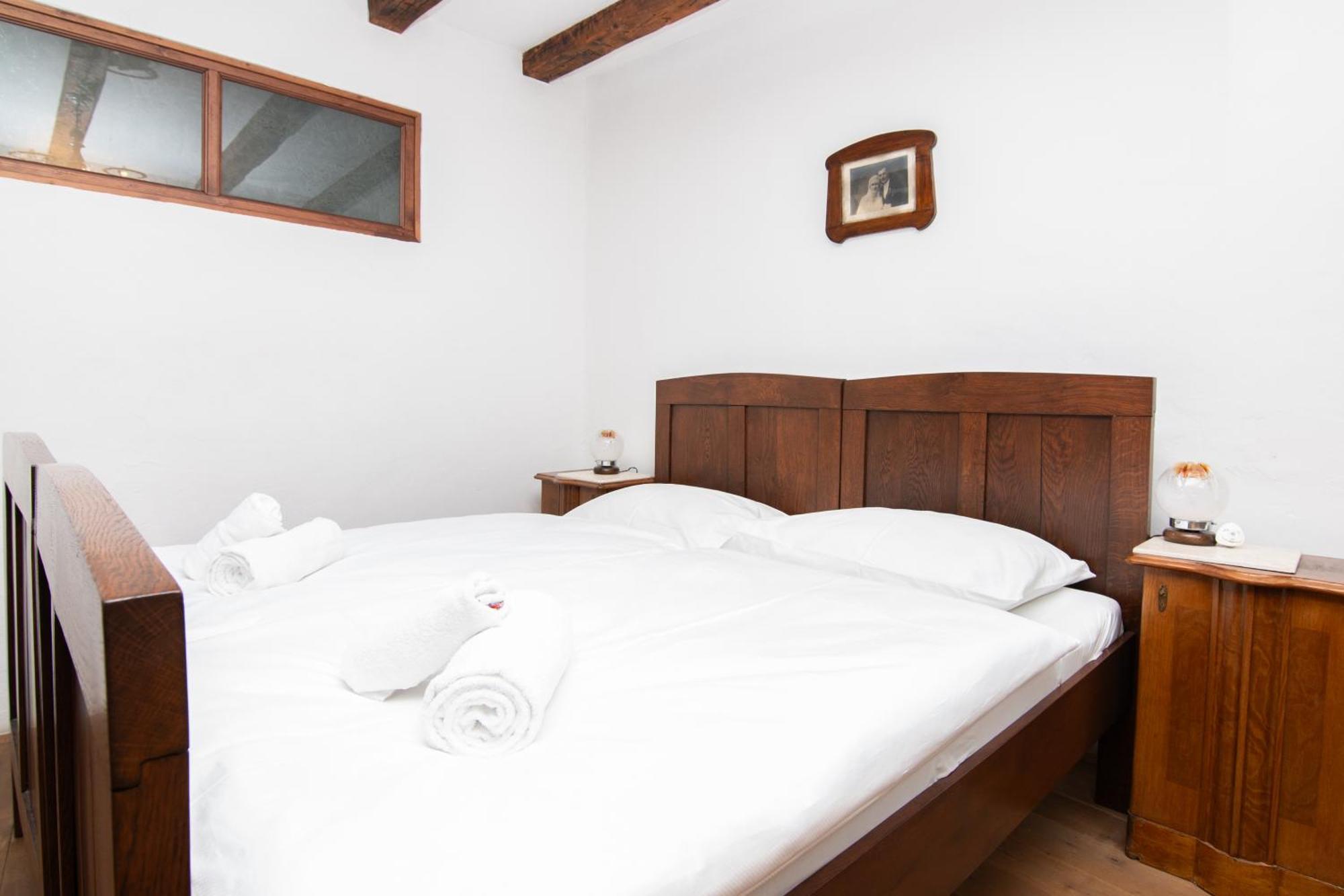 Apartments Valentinus 1800 Sezana Bagian luar foto