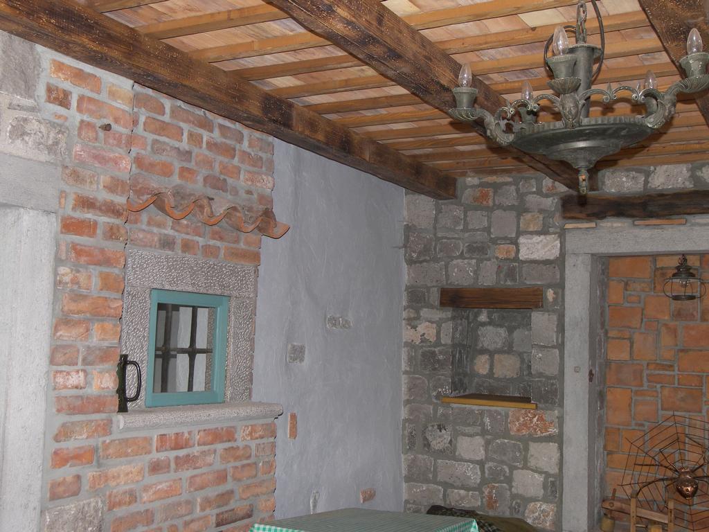 Apartments Valentinus 1800 Sezana Bagian luar foto