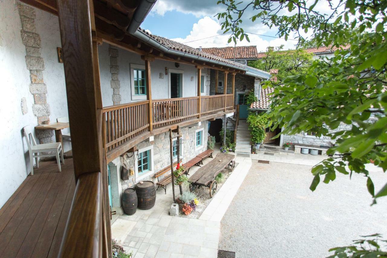 Apartments Valentinus 1800 Sezana Bagian luar foto